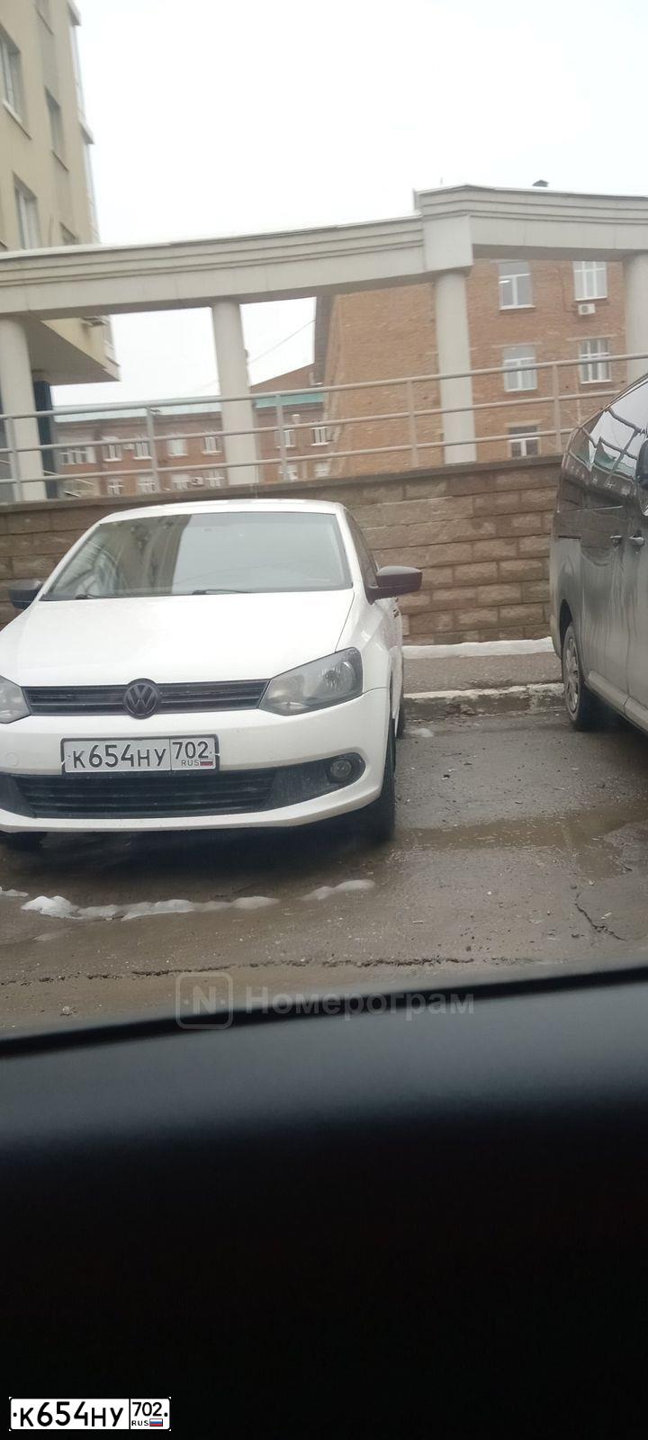 Фото автомобиля VOLKSWAGEN POLO, 2011 — госномер К654НУ702. Цвет: Белый