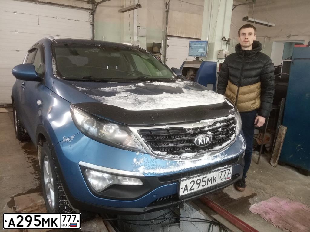 Фото автомобиля KIA SPORTAGE, 2014 — госномер А945ЕМ252. Цвет: синий