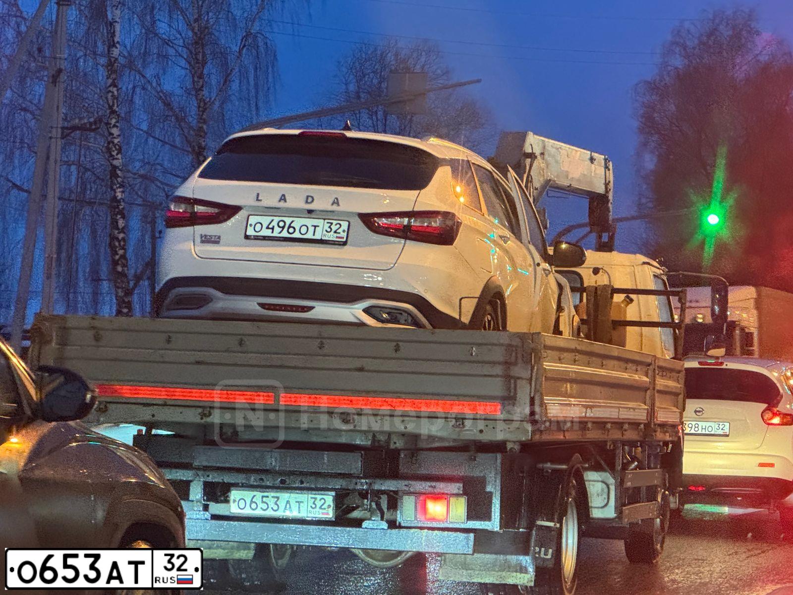 Фото автомобиля ISUZU NQR, 2011 — госномер О653АТ32. Цвет: Белый