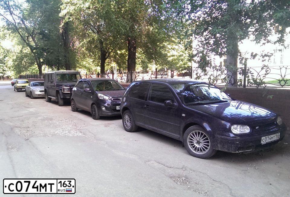 Фото автомобиля VOLKSWAGEN GOLF, 1999 — госномер Р243ОХ39. Цвет: ЧЕРНЫЙ