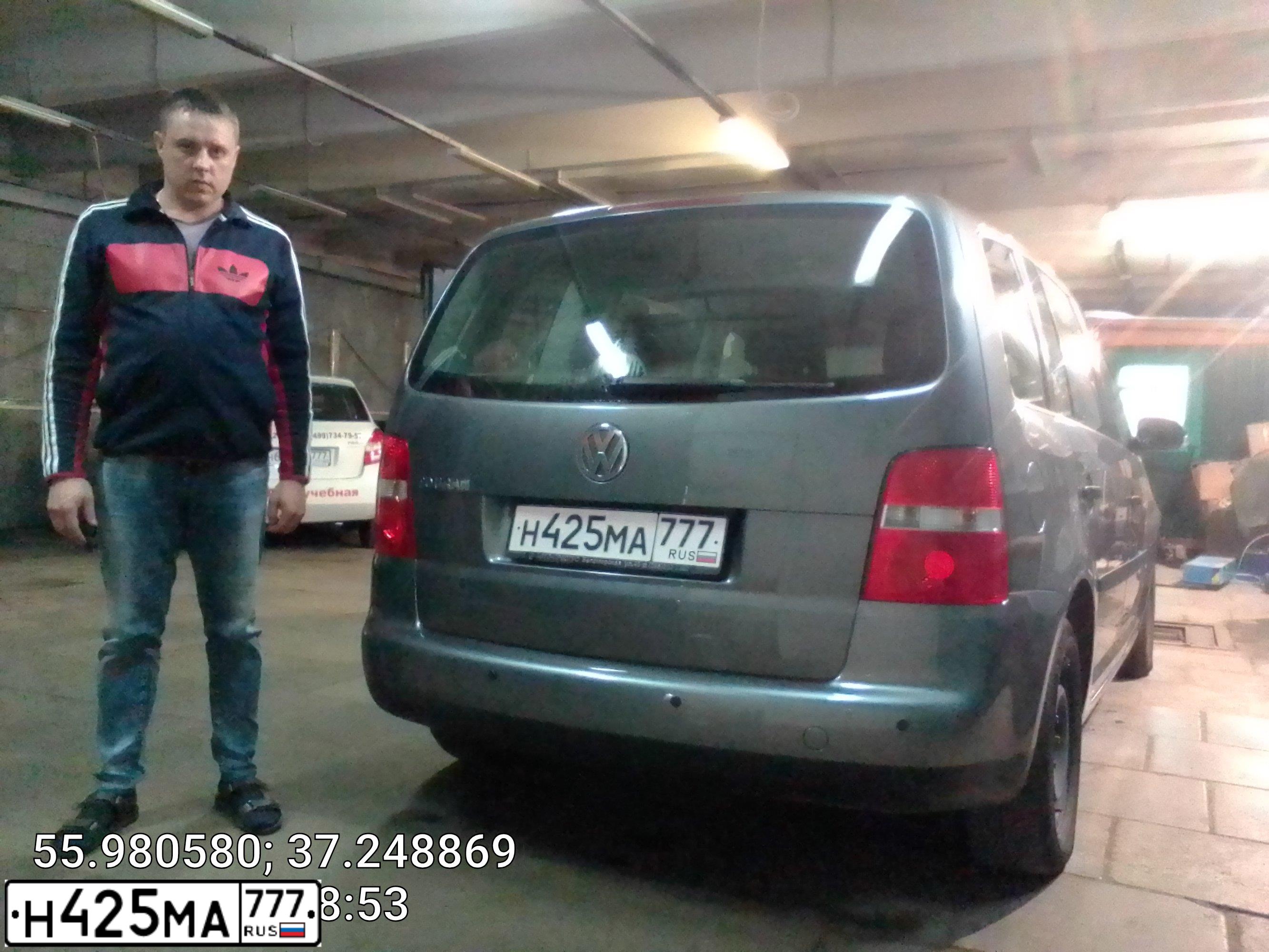 Фото автомобиля VOLKSWAGEN TOURAN, 2003 — госномер Н425МА777. Цвет: белый(серый)