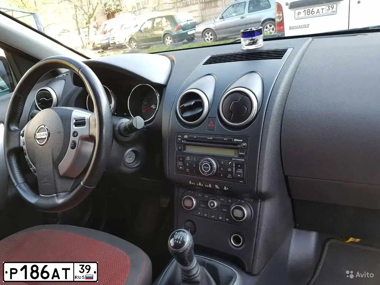 Фото автомобиля KIA RIO, 2020 — госномер Н729ЕТ196. Цвет: Красный