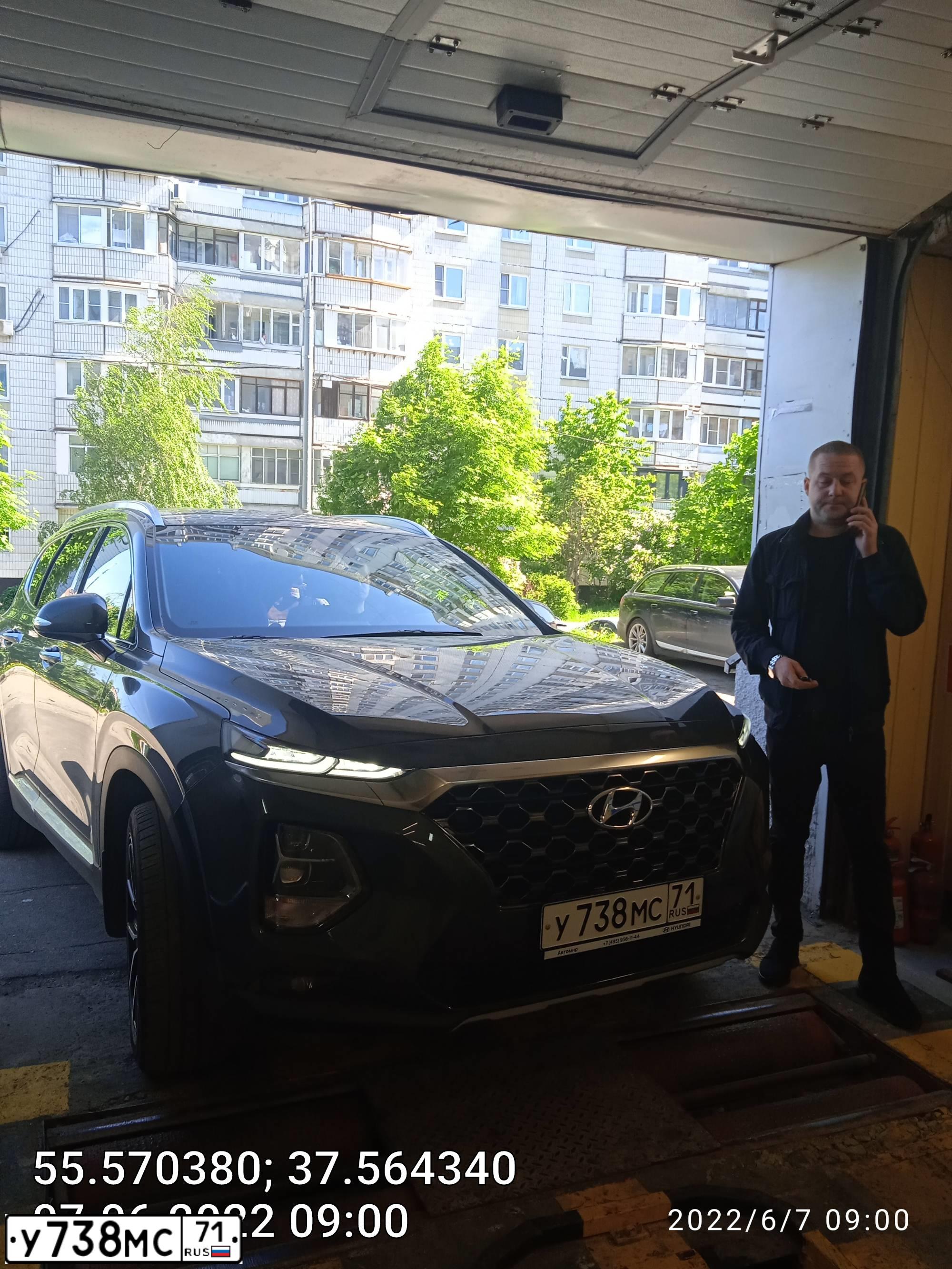 Фото автомобиля HYUNDAI SANTA FE, 2018 — госномер М722УУ799. Цвет: СЕРО-ЗЕЛЕНЫЙ