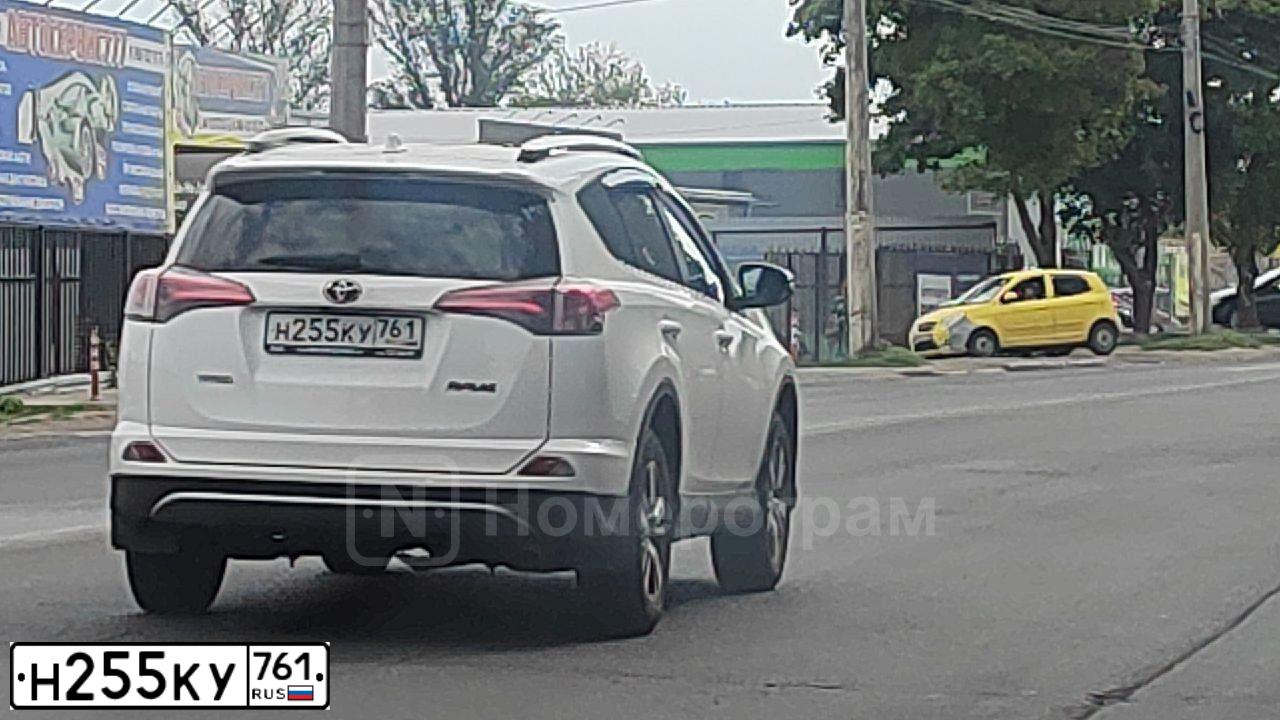 Фото автомобиля TOYOTA RAV4, 2018 — госномер Р604ЕН799. Цвет: Белый