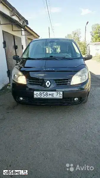 Фото автомобиля RENAULT MEGANE /GRAND/ SCENIC, 2005 — госномер О858МЕ39. Цвет: ЧЕРНЫЙ