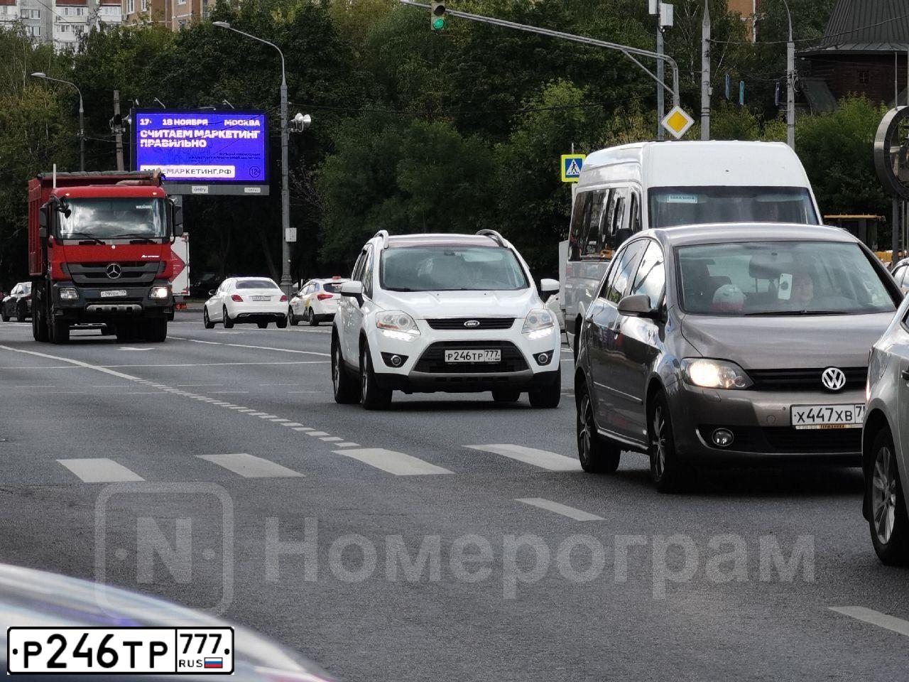 Фото автомобиля FORD KUGA, 2012 — госномер Р246ТР777. Цвет: БЕЛЫЙ