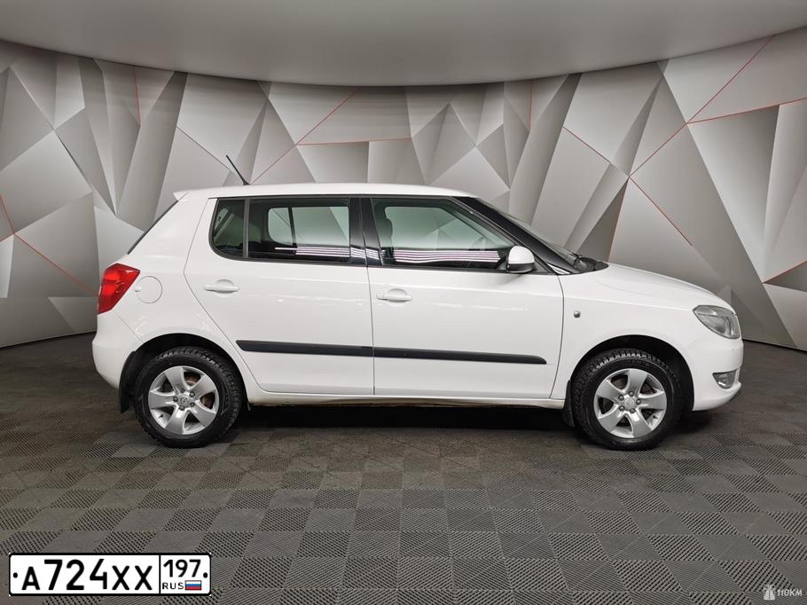 Фото автомобиля SKODA FABIA, 2012 — госномер Х402КР76. Цвет: Белый