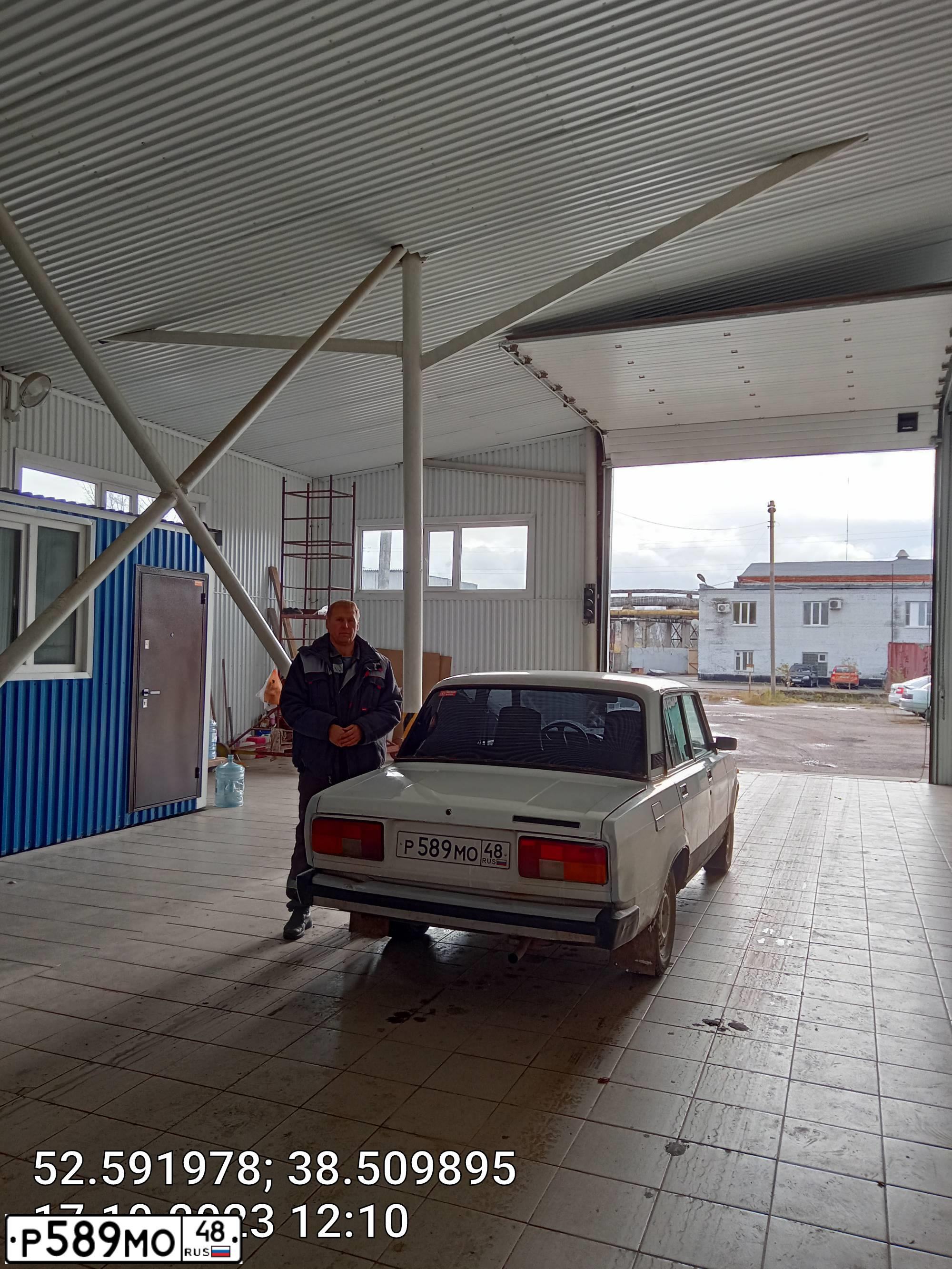 Фото автомобиля LADA 2105, 1996 — госномер Р589МО48. Цвет: Белый