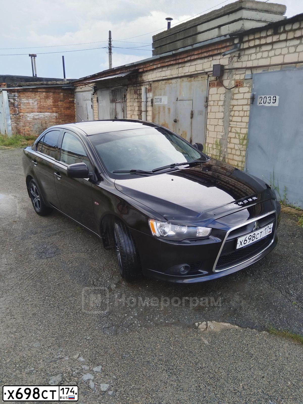 Фото автомобиля MITSUBISHI LANCER, 2013 — госномер Х698СТ174. Цвет: ЧЕРНЫЙ