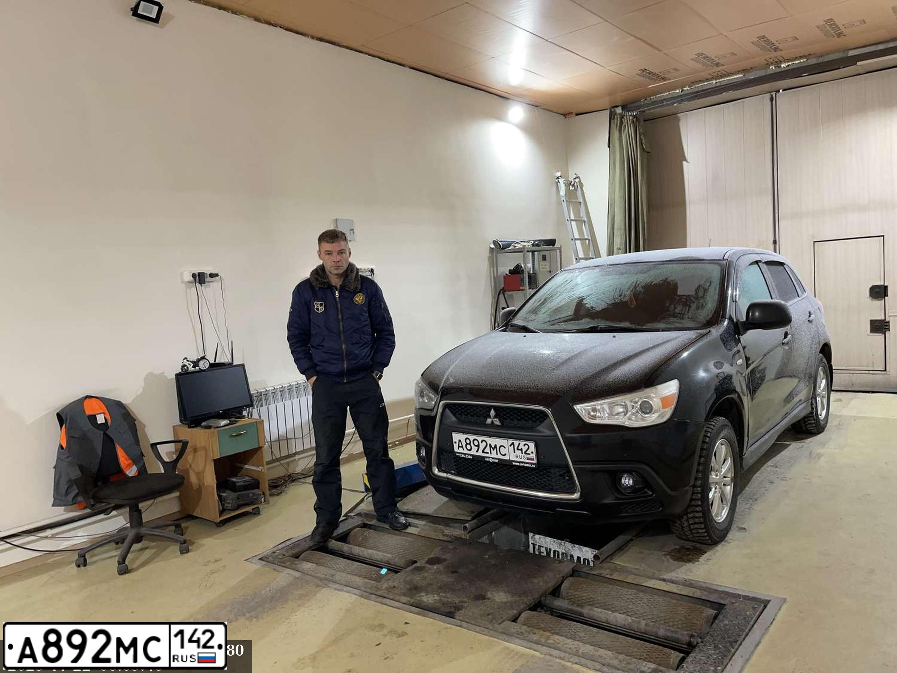 Фото автомобиля MITSUBISHI ASX, 2011 — госномер Е983МО197. Цвет: ЧЕРНЫЙ