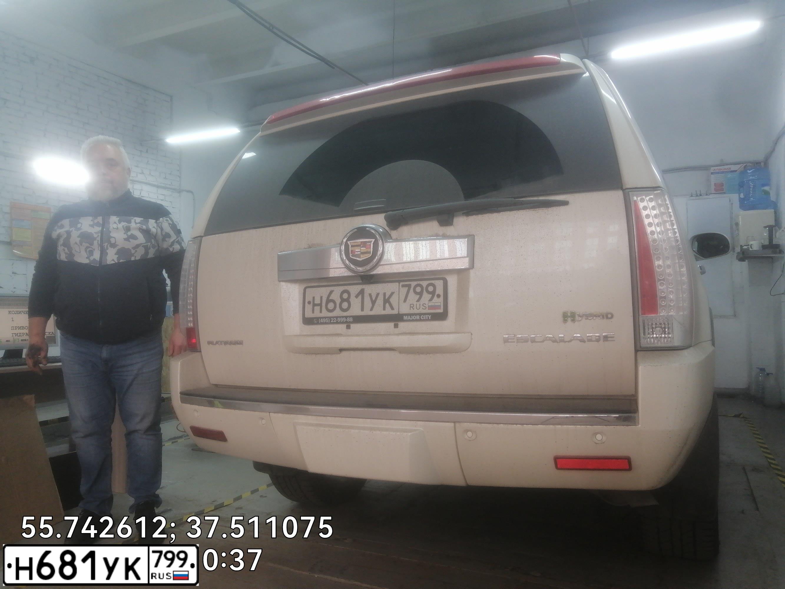 Фото автомобиля CADILLAC ESCALADE, 2012 — госномер Н463НТ750. Цвет: Белый