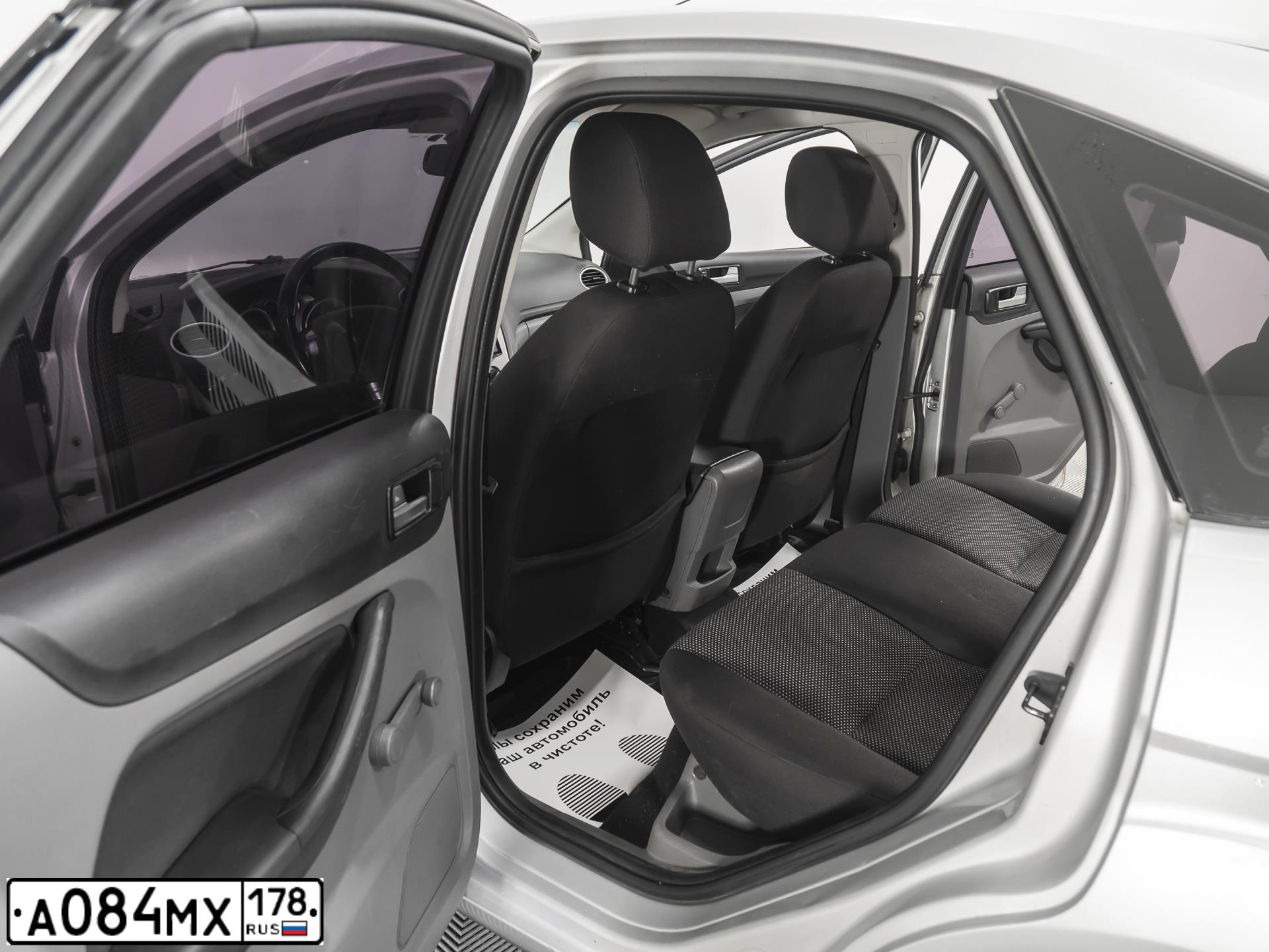 Фото автомобиля FORD FOCUS, 2010 — госномер Е714МВ147. Цвет: Серебристый