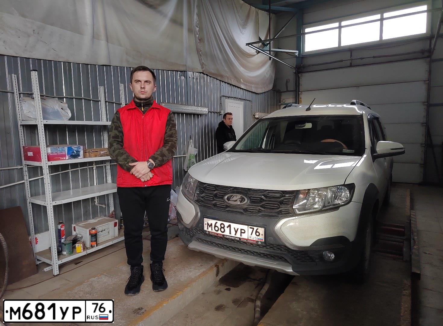 Фото автомобиля LADA LARGUS, 2021 — госномер М681УР76. Цвет: Белый