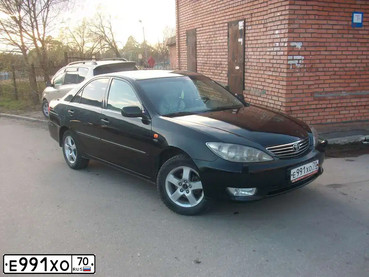 Фото автомобиля TOYOTA CAMRY, 2004 — госномер Е991ХО70. Цвет: ЧЕРНЫЙ