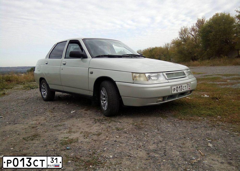 Фото автомобиля LADA 2110, 2004 — госномер Р013СТ31. Цвет: МОЛОЧНО-БЕЛЫЙ СЕРЕБРИСТЫЙ