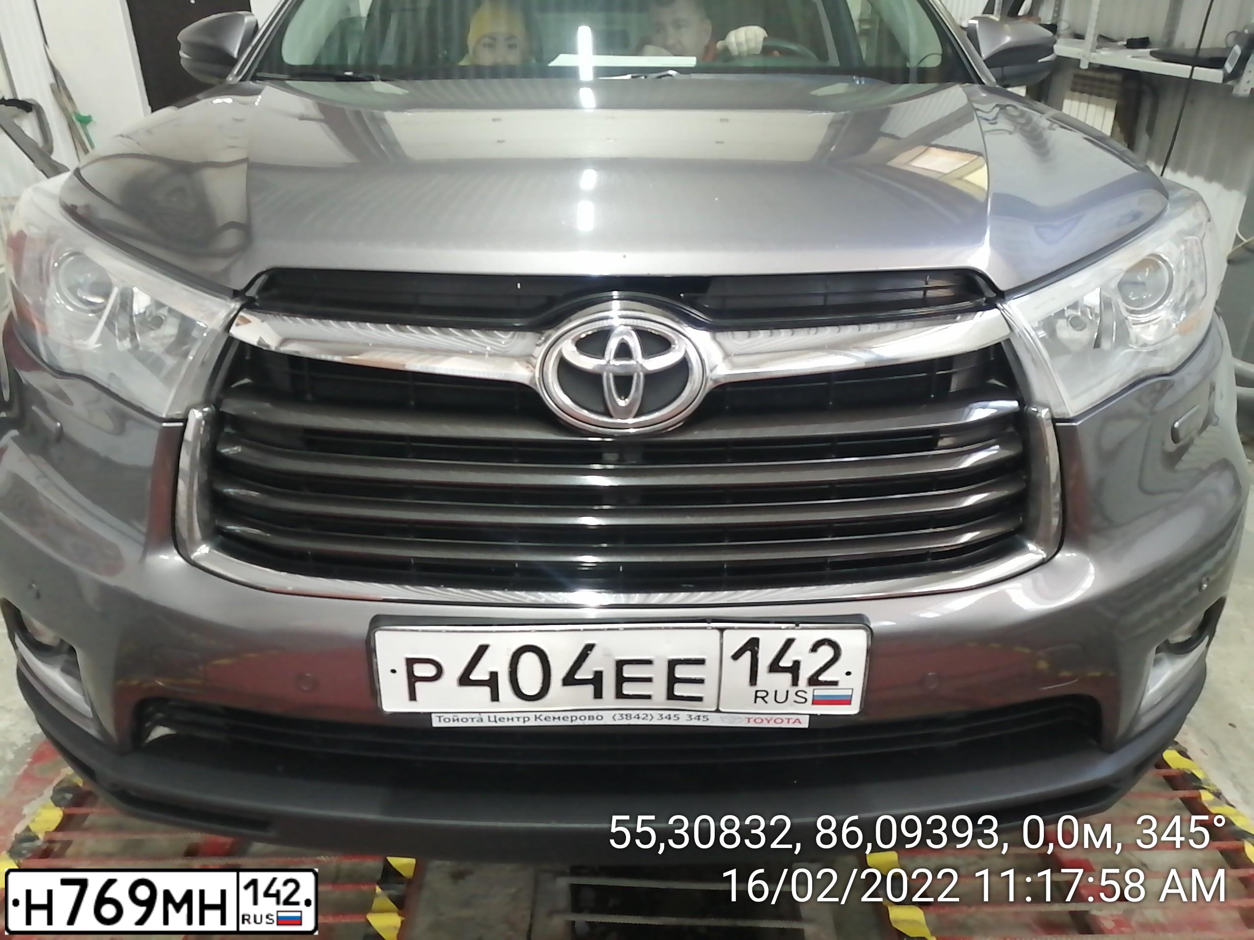 Фото автомобиля TOYOTA HIGHLANDER, 2014 — госномер Р404ЕЕ142. Цвет: СЕРЫЙ