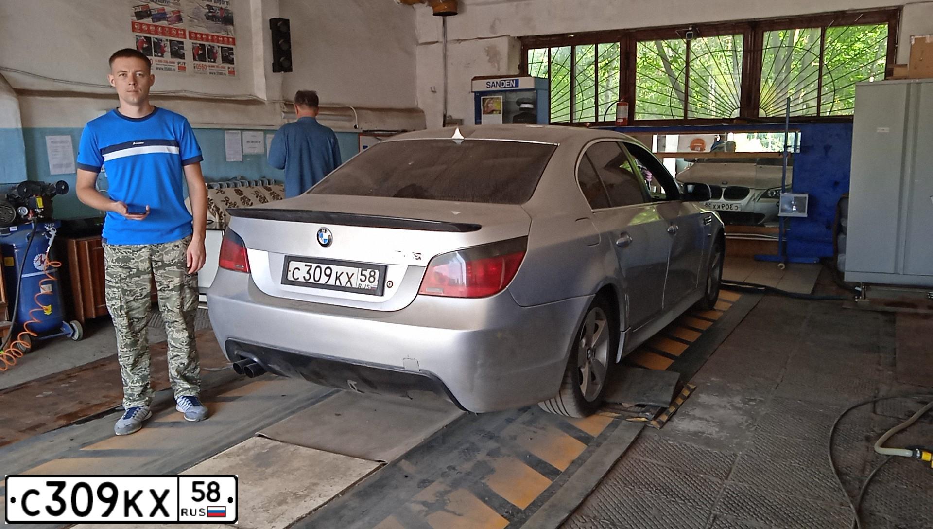 Фото автомобиля BMW SERIE 5, 2005 — госномер М131НР21. Цвет: СЕРЫЙ