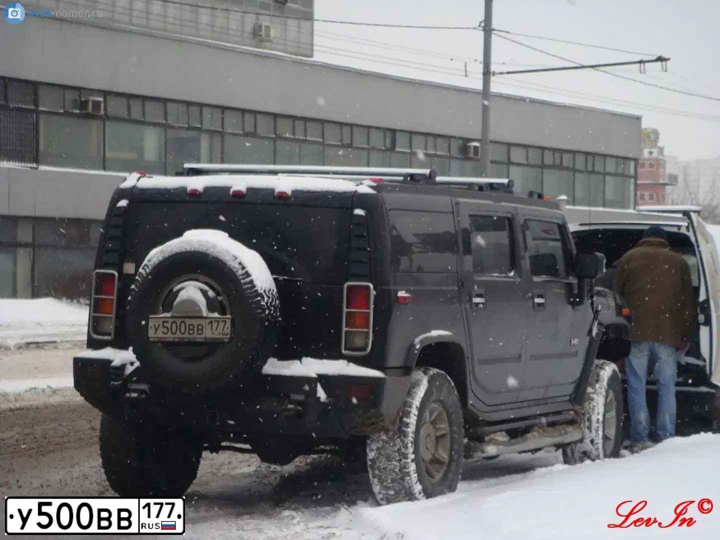 Фото автомобиля HUMMER H2, 2005 — госномер У500ВВ177. Цвет: ЧЕРНЫЙ
