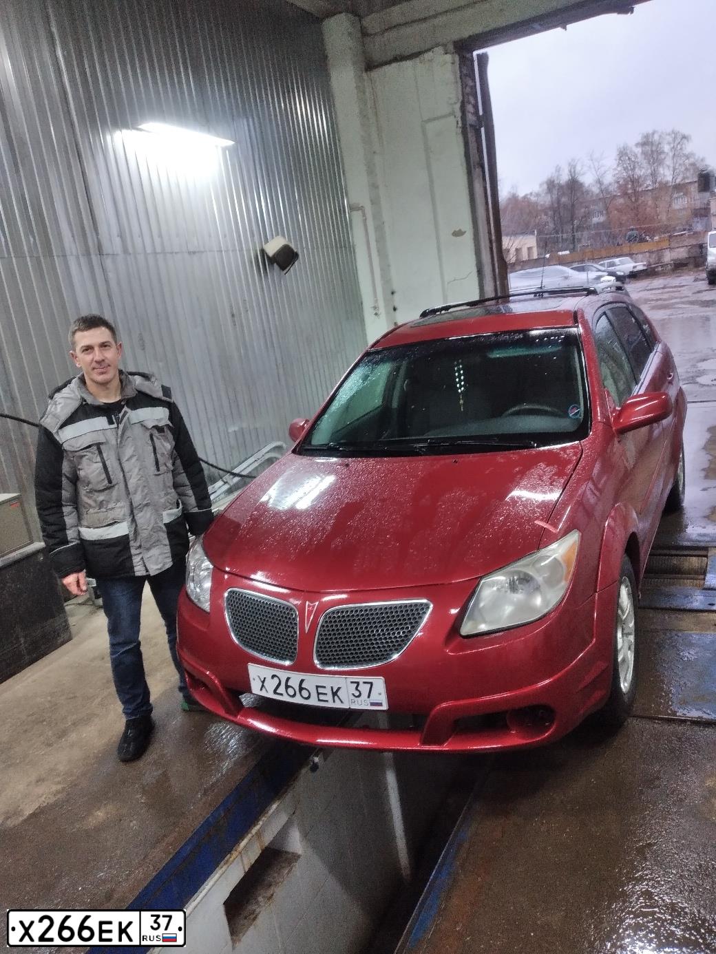 Фото автомобиля PONTIAC VIBE, 2004 — госномер Х266ЕК37. Цвет: Красный