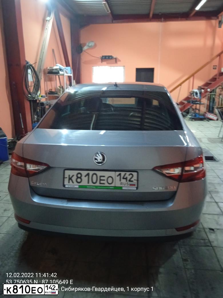 Фото автомобиля SKODA SUPERB, 2015 — госномер К810ЕО142. Цвет: СЕРЫЙ