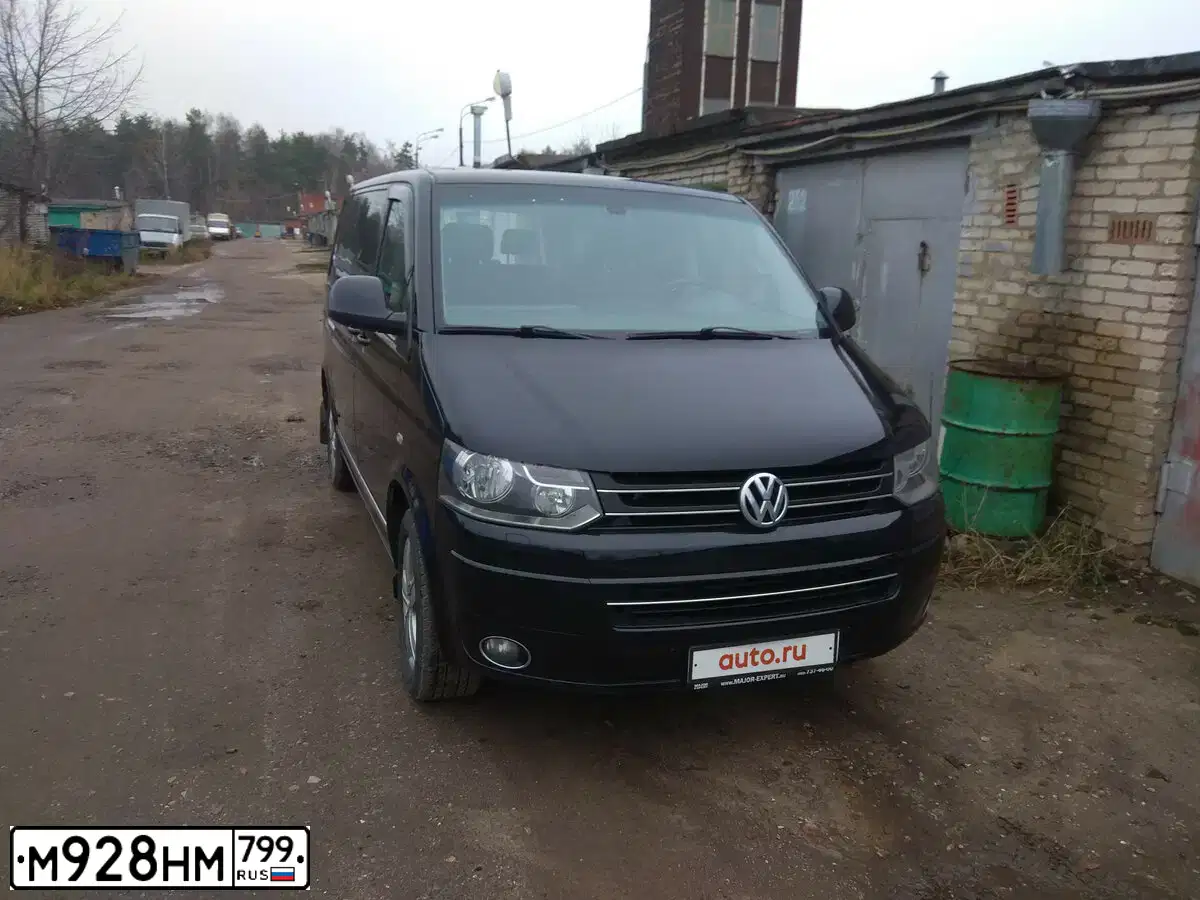 Фото автомобиля VOLKSWAGEN MULTIVAN, 2012 — госномер М928НМ799. Цвет: ЧЕРНЫЙ