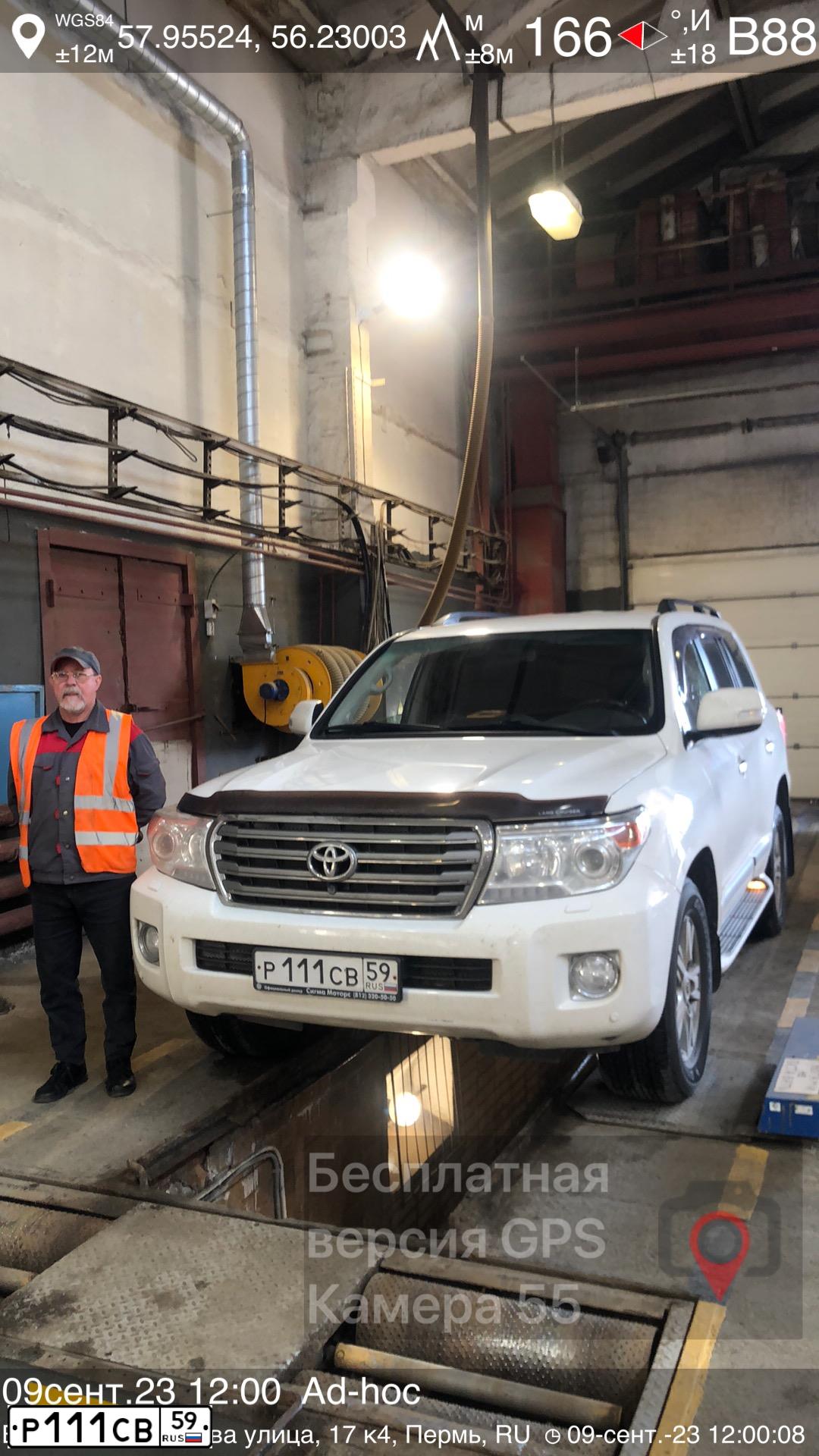Фото автомобиля TOYOTA LANDCRUISER 200, 2010 — госномер Р111СВ59. Цвет: СЕРЕБРИСТЫЙ