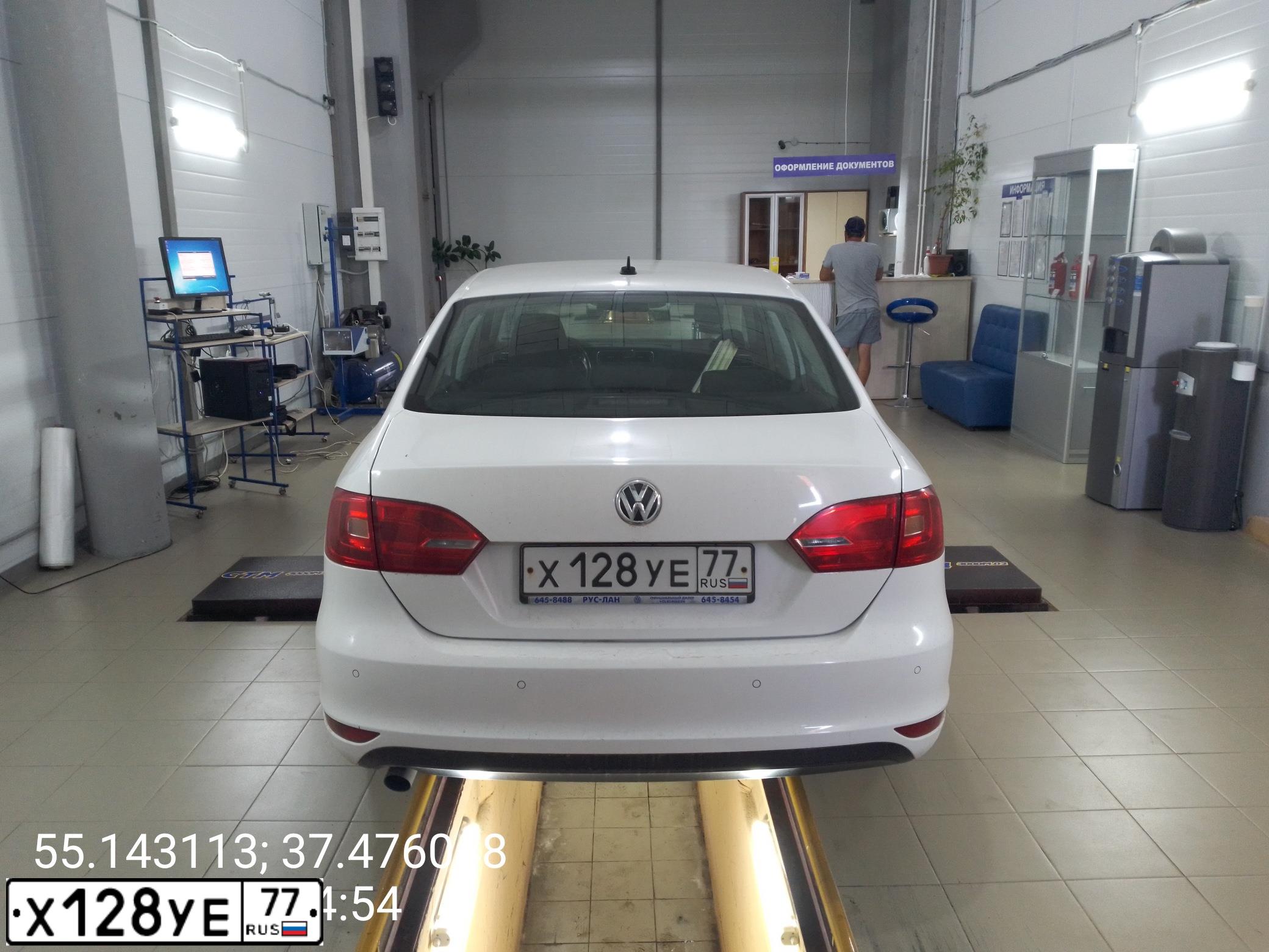 Фото автомобиля VOLKSWAGEN JETTA, 2013 — госномер М166СЕ21. Цвет: Белый