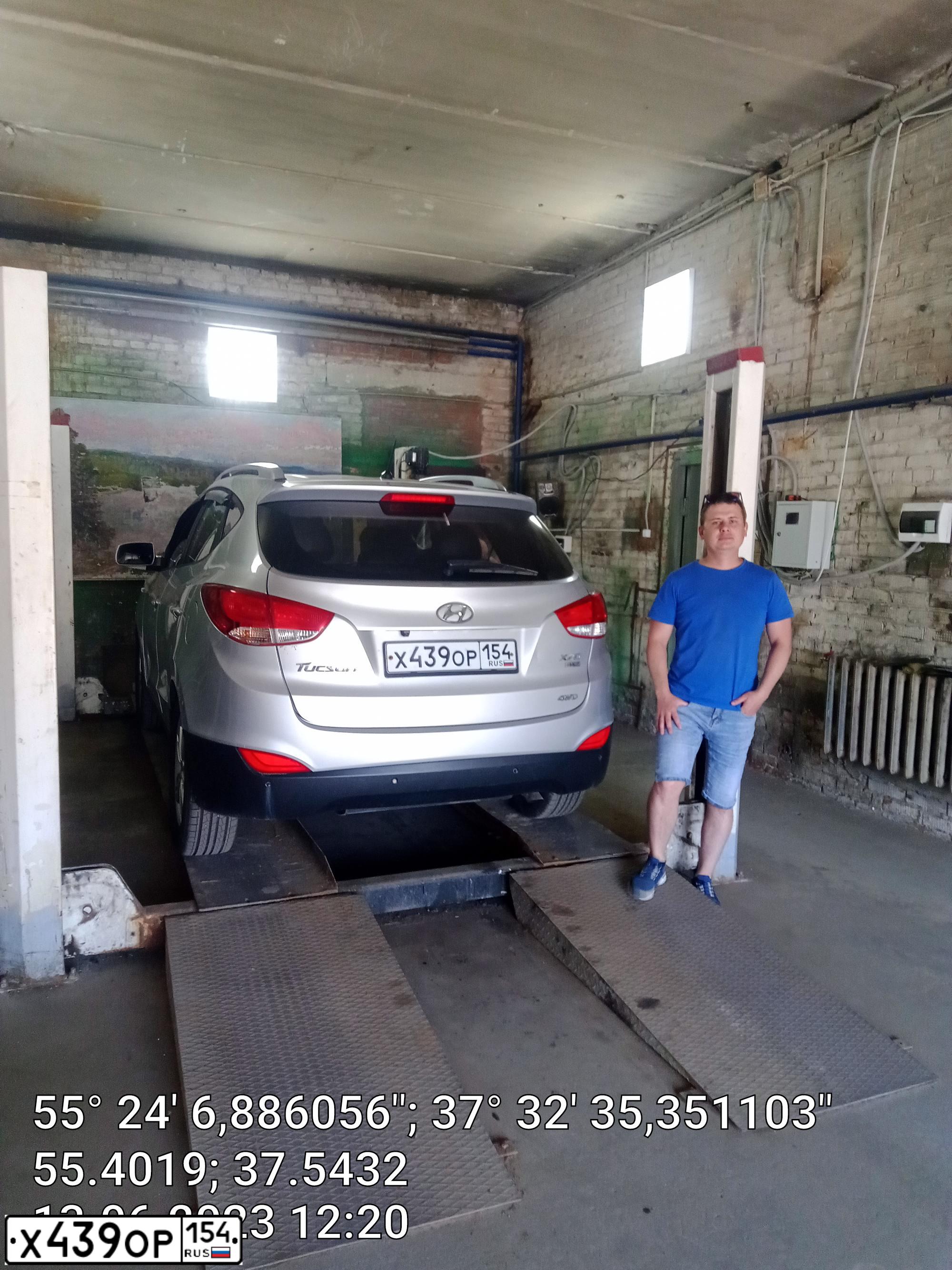 Фото автомобиля HYUNDAI TUCSON, 2010 — госномер М241ВА164. Цвет: СЕРЫЙ