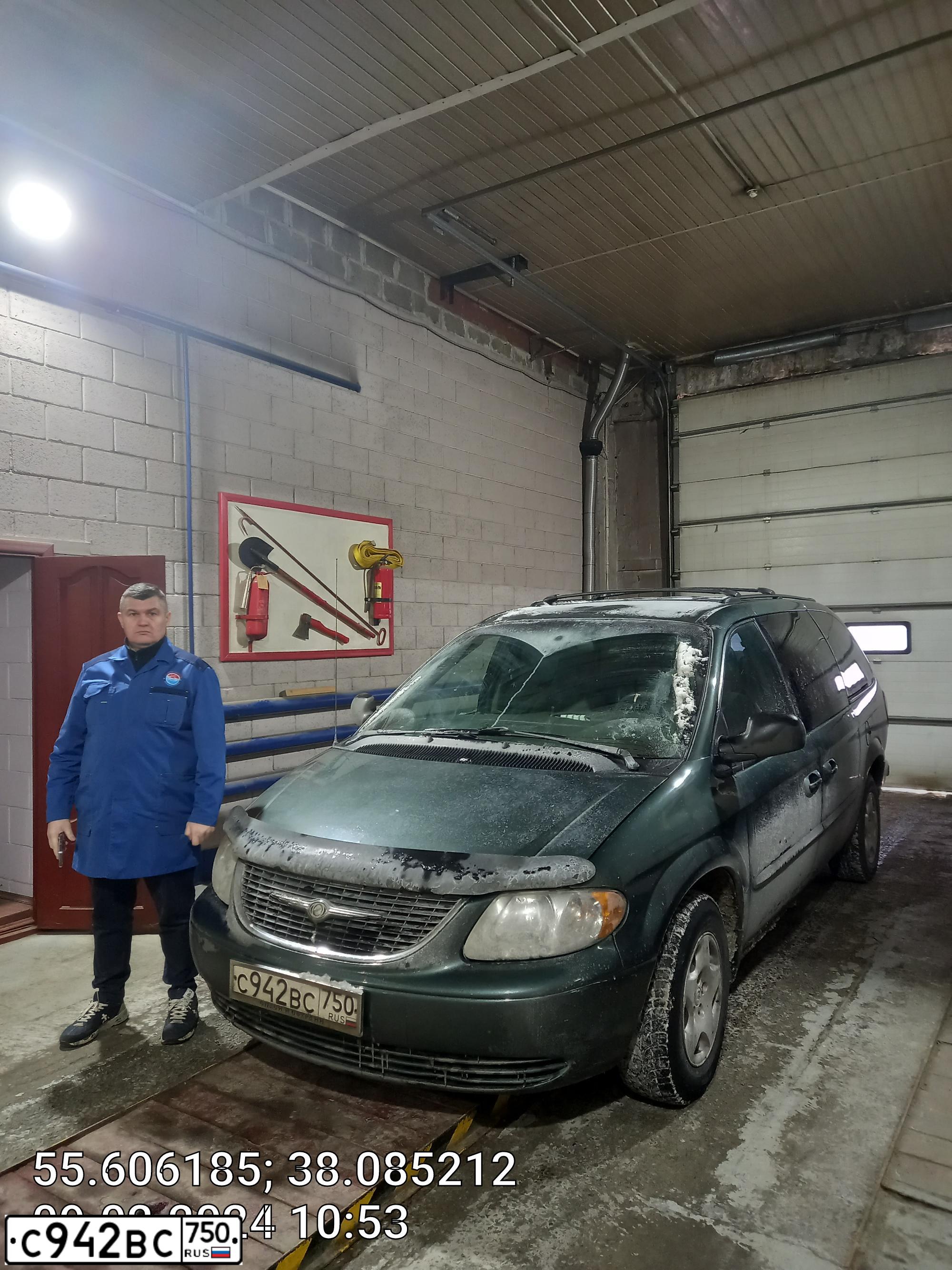 Фото автомобиля CHRYSLER TOWN &amp; COUNTRY, 2001 — госномер О352АК550. Цвет: Темно-зеленый