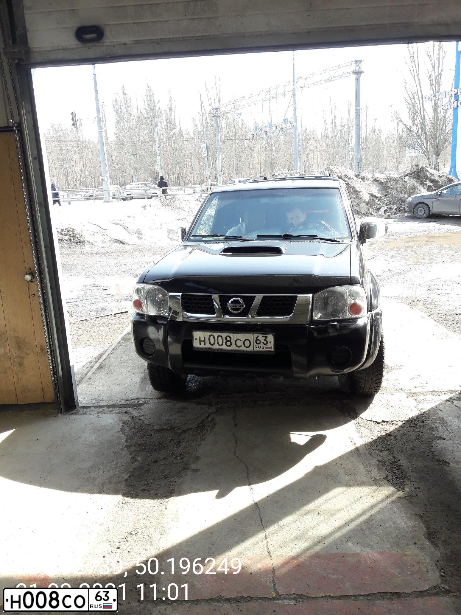 Фото автомобиля NISSAN NAVARA, 2010 — госномер Н008СО63. Цвет: ЧЕРНЫЙ