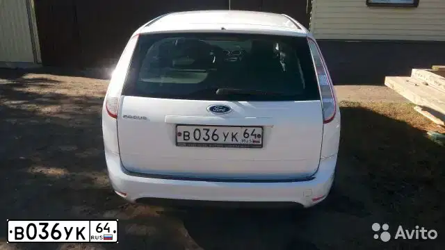 Фото автомобиля FORD FOCUS, 2010 — госномер В036УК64. Цвет: Белый