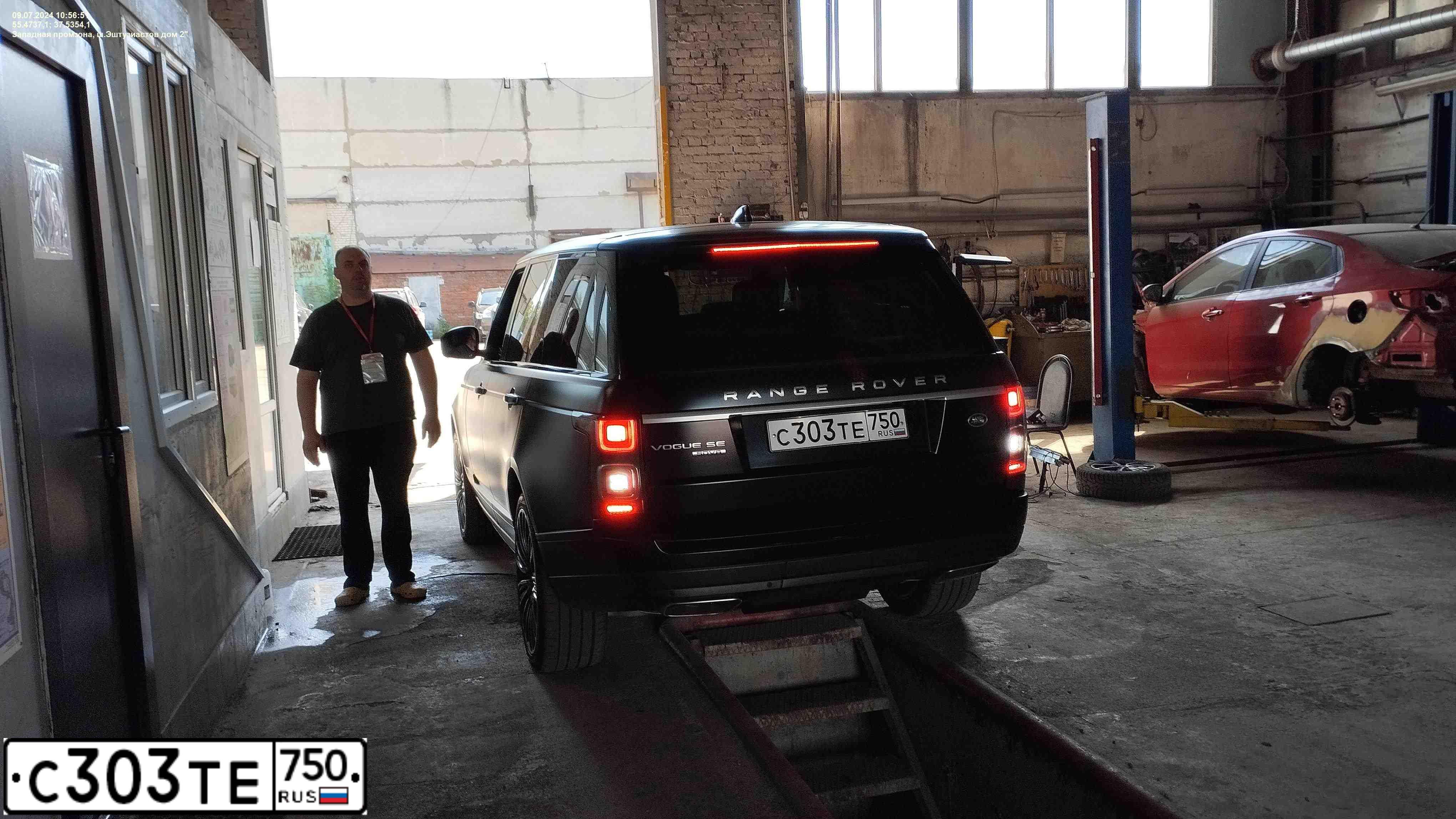 Фото автомобиля LANDROVER RANGE ROVER, 2018 — госномер С303ТЕ750. Цвет: ЧЕРНЫЙ