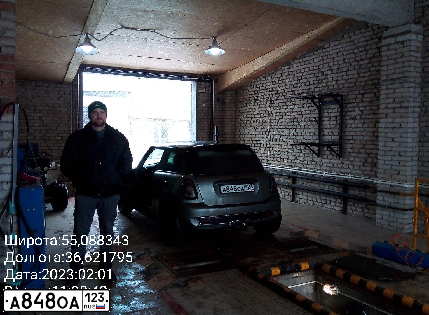 Фото автомобиля MINI МИНИ КУПЕР S, 2009 — госномер Е175НН51. Цвет: СЕРЫЙ