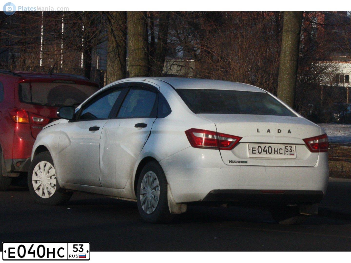 Фото автомобиля LADA VESTA, 2018 — госномер Е040НС53. Цвет: БЕЛЫЙ