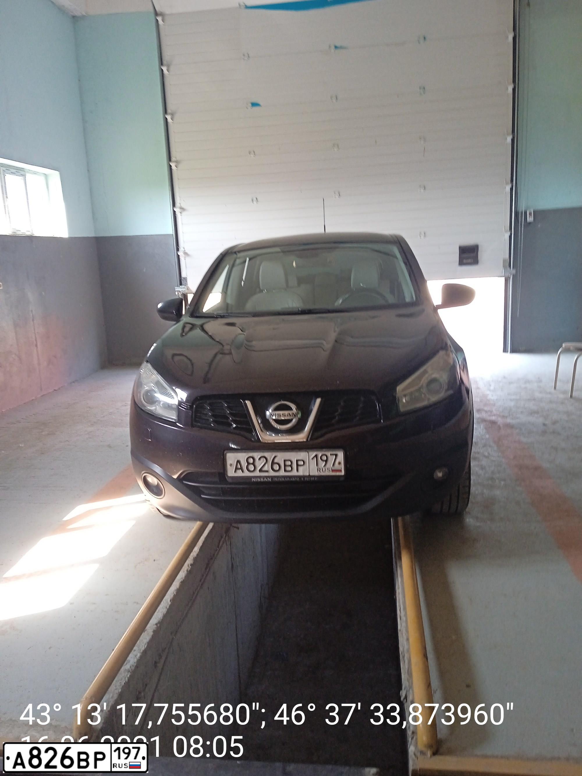 Фото автомобиля NISSAN QASHQAI, 2010 — госномер А826ВР197. Цвет: ФИОЛЕТОВЫЙ