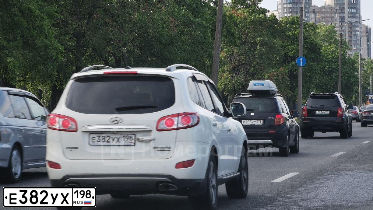 Фото автомобиля HYUNDAI SANTA FE, 2012 — госномер Р360ТР69. Цвет: Белый
