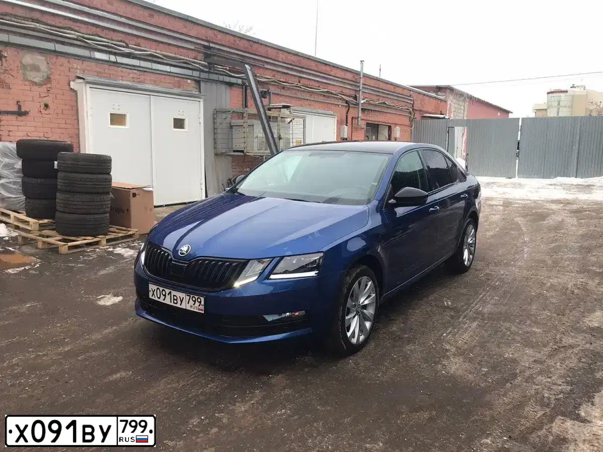 Фото автомобиля SKODA OCTAVIA, 2018 — госномер Х091ВУ799. Цвет: ЯРКО-СИНИЙ