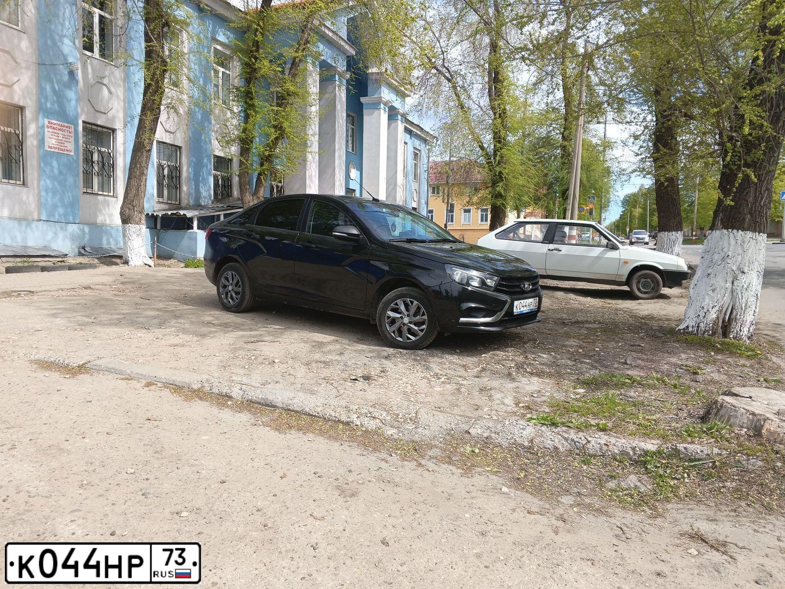 Фото автомобиля LADA VESTA, 2018 — госномер К044НР73. Цвет: ЧЕРНЫЙ