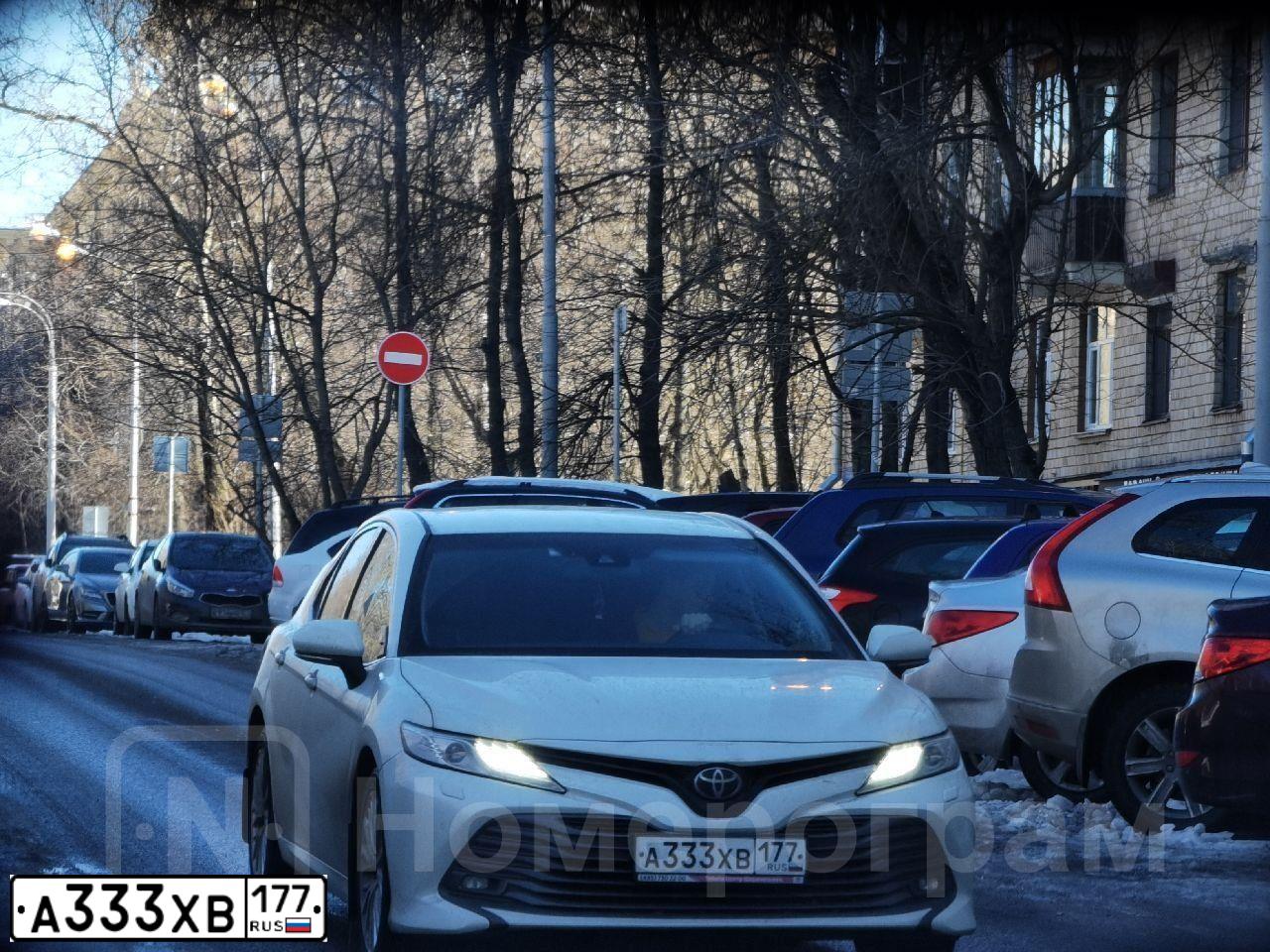 Фото автомобиля HYUNDAI SANTA FE, 2016 — госномер В498АА799. Цвет: Белый
