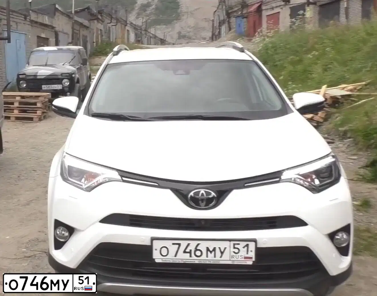 Фото автомобиля TOYOTA RAV4, 2016 — госномер О746МУ51. Цвет: Белый