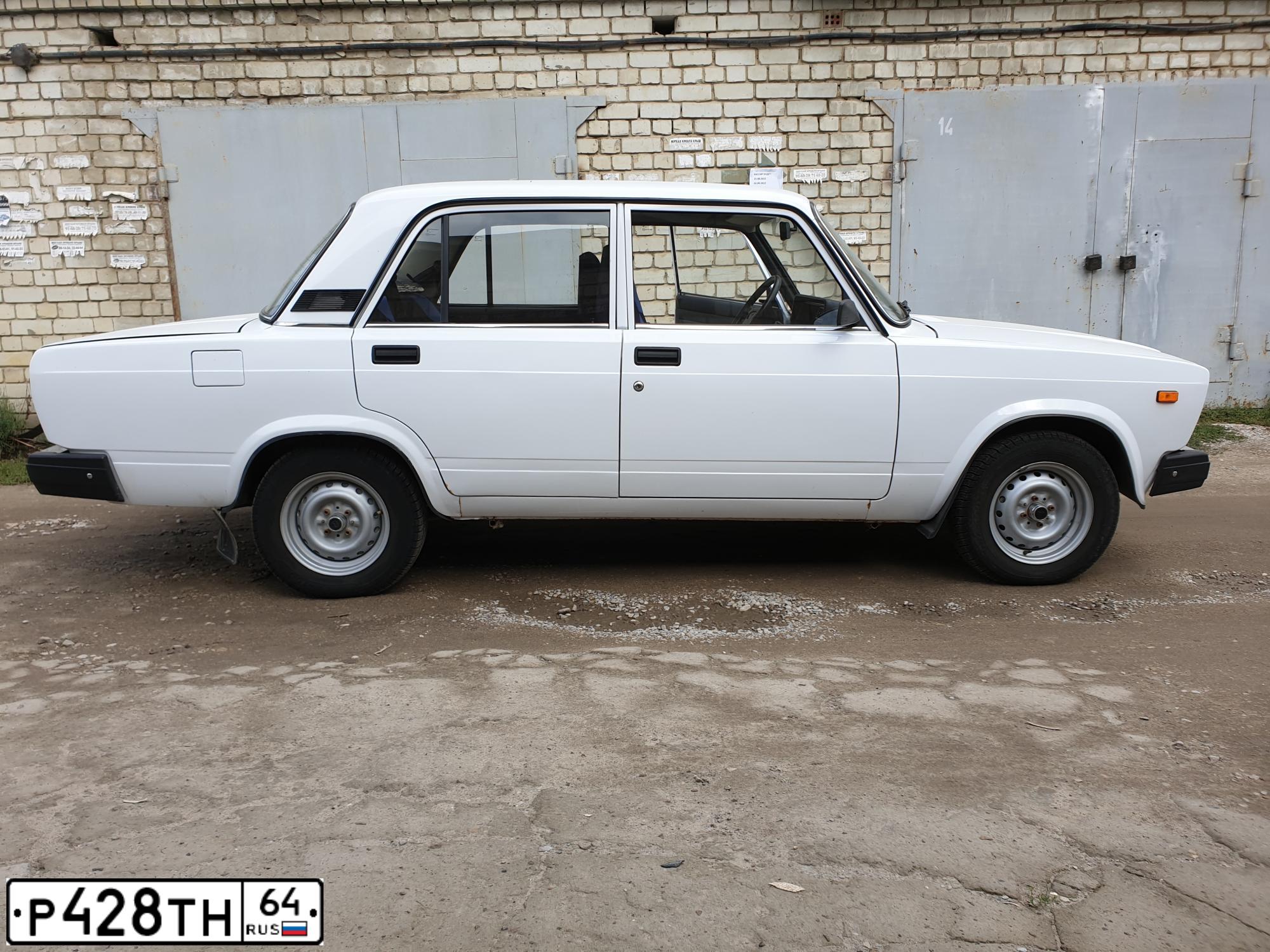 Фото автомобиля LADA 2107, 2009 — госномер Е254МХ164. Цвет: ЯРКО БЕЛЫЙ
