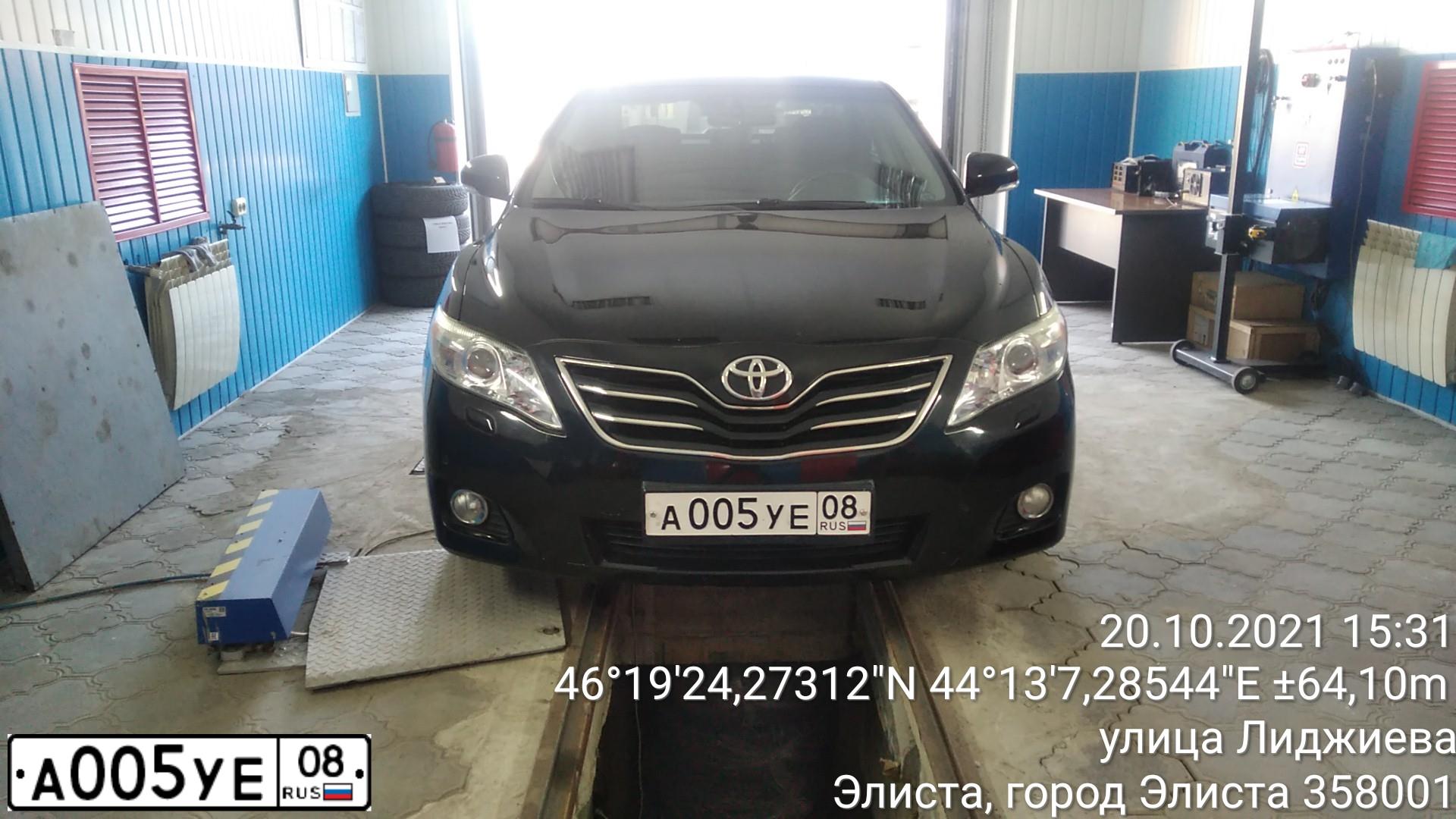 Фото автомобиля TOYOTA CAMRY, 2010 — госномер А005УЕ08. Цвет: ЧЕРНЫЙ
