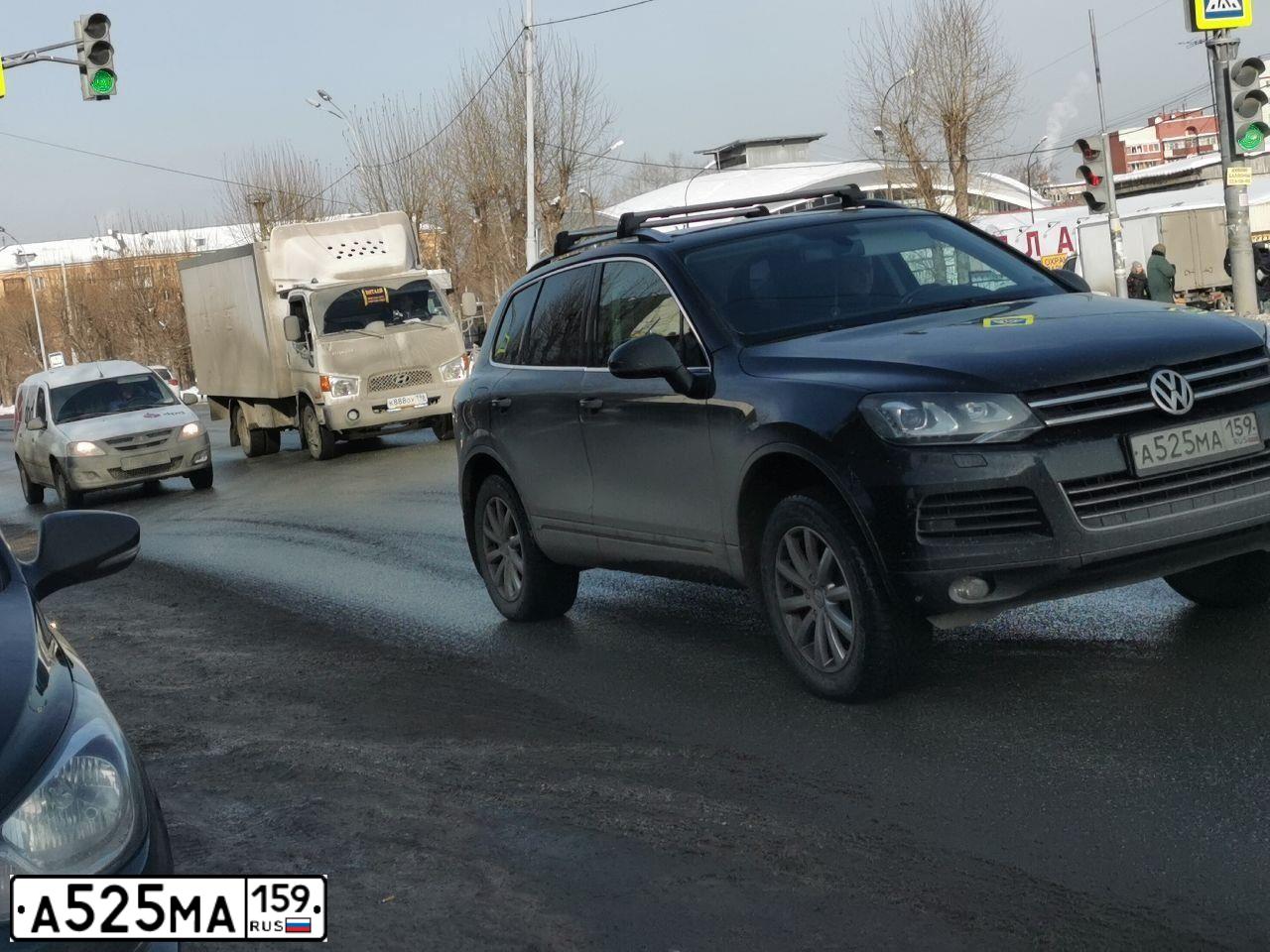Фото автомобиля VOLKSWAGEN TOUAREG, 2011 — госномер Т569РХ72. Цвет: ЧЕРНЫЙ