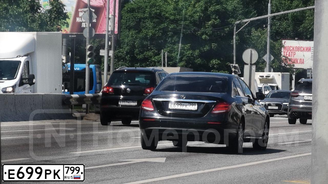 Фото автомобиля MERCEDES E-KLASSE, 2019 — госномер Е699РК799. Цвет: ЧЕРНЫЙ