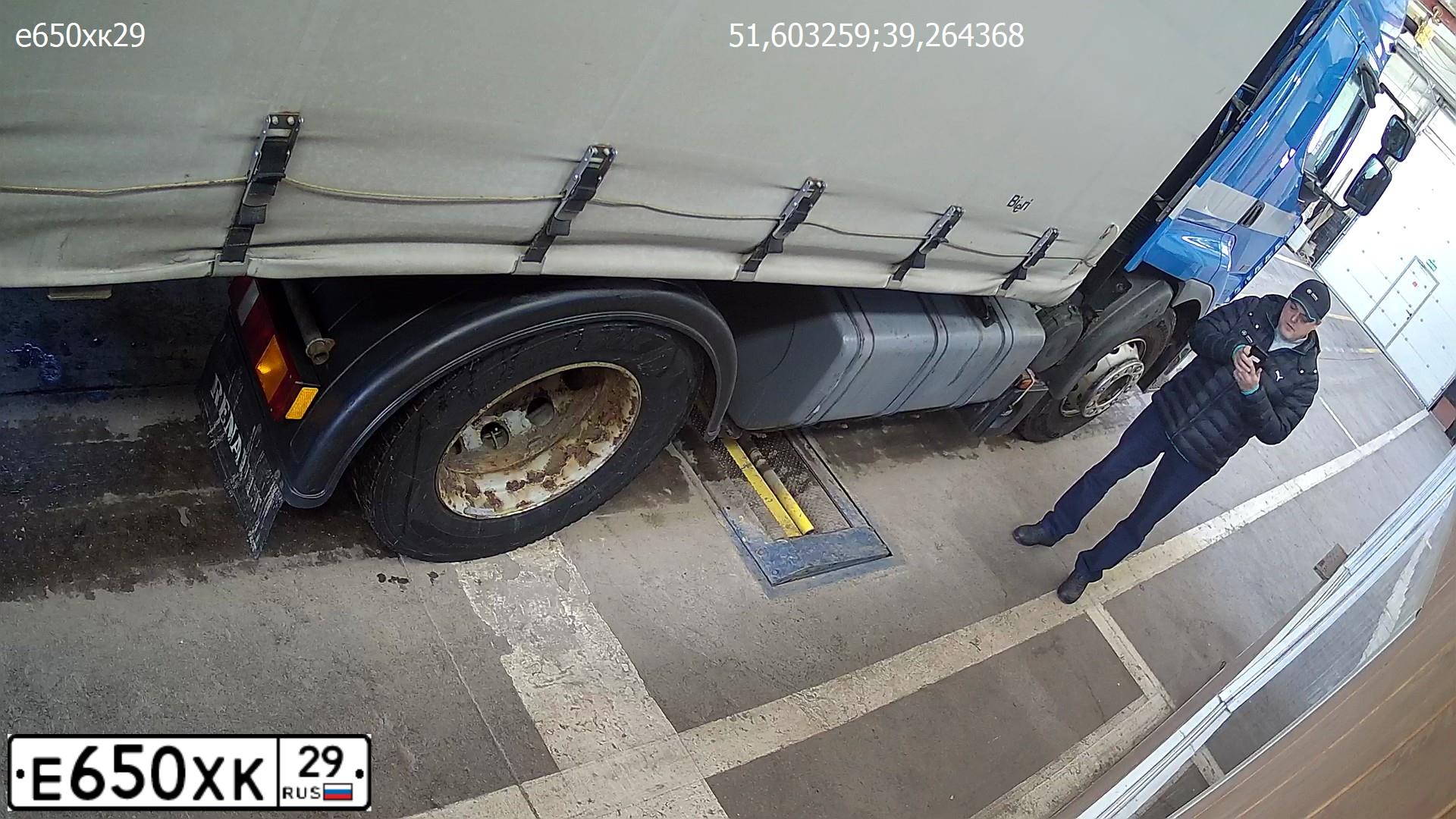 Фото автомобиля RENAULT PREMIUM, 2001 — госномер Е650ХК29. Цвет: СИНИЙ