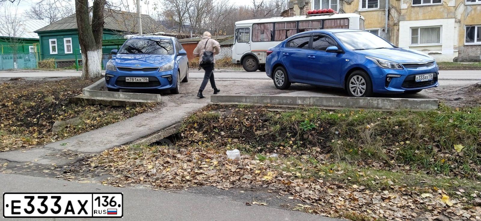Фото автомобиля KIA RIO, 2017 — госномер Е333АХ136. Цвет: СИНИЙ
