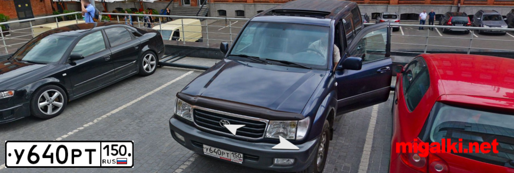 Фото автомобиля TOYOTA LANDCRUISER, 2000 — госномер У640РТ150. Цвет: СИНИЙ
