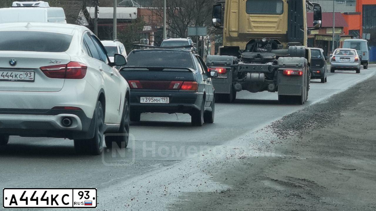 Фото автомобиля TOYOTA CAMRY, 2020 — госномер М698МО126. Цвет: Белый