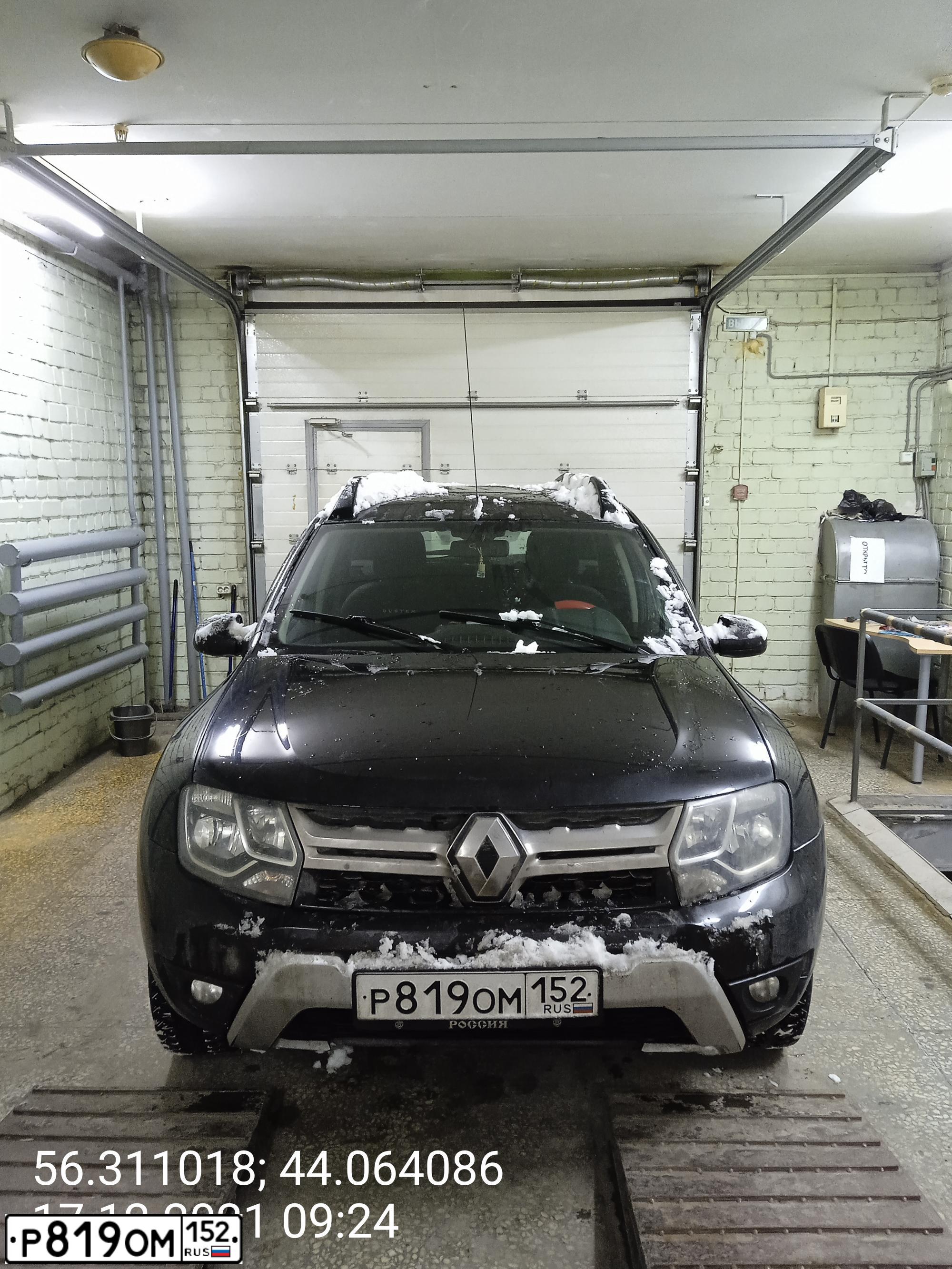 Фото автомобиля RENAULT DUSTER, 2016 — госномер Р819ОМ152. Цвет: ЧЕРНЫЙ