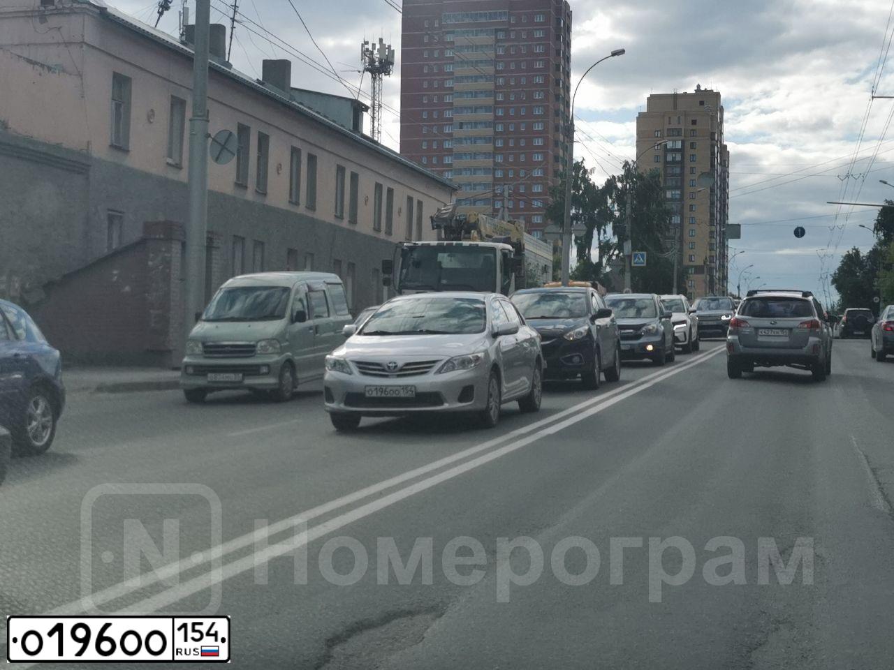 Фото автомобиля TOYOTA COROLLA, 2012 — госномер О196ОО154. Цвет: Серебристый